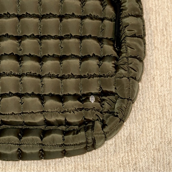 NWT Free People x FP Movement Quilted Carryall Bag in Army Green - Picture 7 of 11
